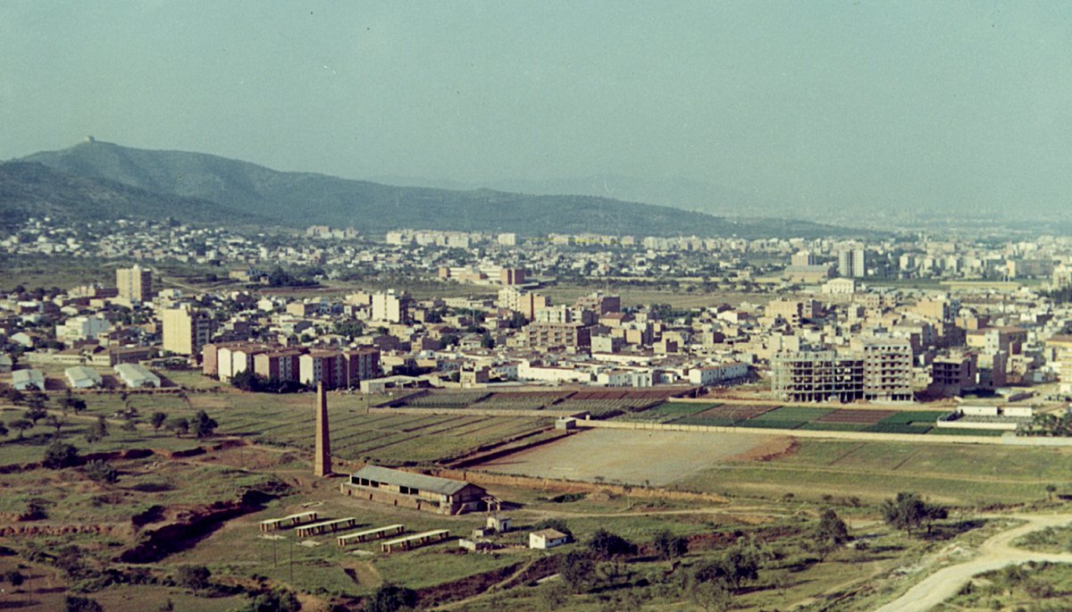 havokcfgava's tweet photo. Al 1969 es va construir un camp al final del Carrer de Sant Pere per tal de que la gespa de Can Tintorer fos utilitzada exclusivament pel CF Gavà. 
Recordo haver jugat en aquest camp perpendicular al que ara és l'Estadi de La Bòbila, i vosaltres?
📰@elbruguers
📸@CHistoriaGava https://t.co/8qBDpKI3Hj