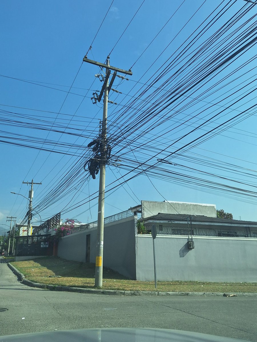 hkretschmer's tweet photo. Mientras en Europa recuperan sus ríos y espacios verdes en San Pedro Sula cortan todos los árboles a favor de empresas de cable. A las autoridades NO les ha importado el acceso al verdor y la frescura...#sanpedrosula ojalá el alcalde @OficialRobertoC tome cartas en el asunto. https://t.co/jGtvycQEdm