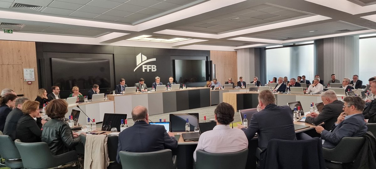 Les 70 membres du Bureau de la FFB sont en train d'échanger avec le ministre du Logement, <a href="/guillaumekasba/">Guillaume Kasbarian</a> sur la #construction neuve, #MaPrimeRénov et le #ZAN.
La FFB poursuit sa mobilisation pour obtenir des avancées concrètes pour relancer le marché des #artisans et