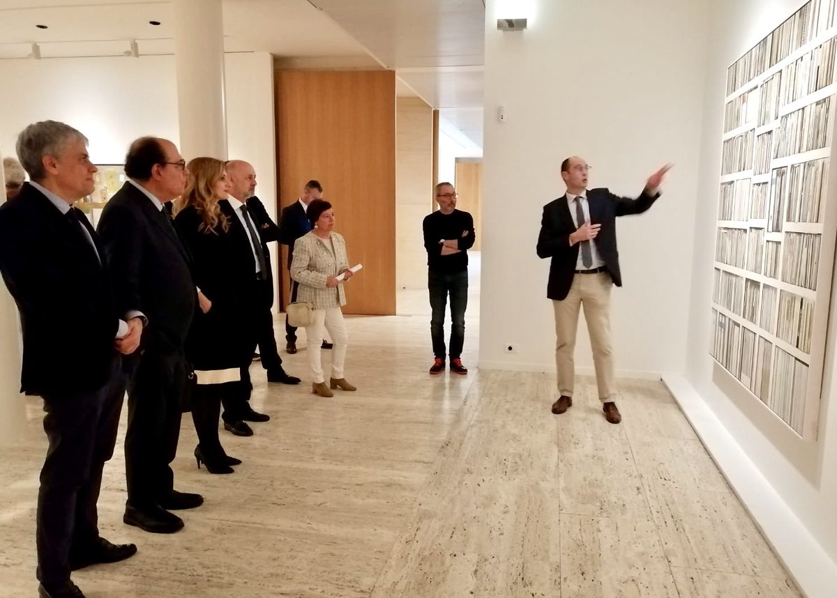 Educar06Diego's tweet photo. Desde hoy y hasta el 30 de junio, el #MuseoDeLeon de la @jcyl acoge la exposición ‘Pintura escrita. Arte y literatura’ de la colección de @SomosABANCA. Junto a la Viceconsejera de Cultura en la apertura de una muestra de 29 obras de reconocidos artistas y sus apuntes literarios. https://t.co/mh4sbrXQH9