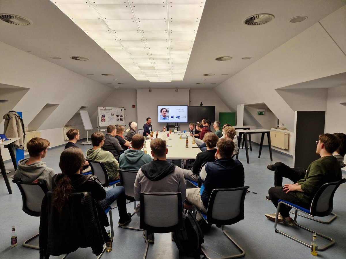 Gestern hatten wir volles Haus bei unserer #JUG zum Thema #Rust! Danke für die Räumlichkeiten an <a href="/ZEISS_di/">ZEISS Digital Innovation</a>  und den tollen Vortrag an @manuel_mauky !
Am 24. April sehen wir uns dann zum zweiten Teil unserer Rust-Vortragsreihe wieder!