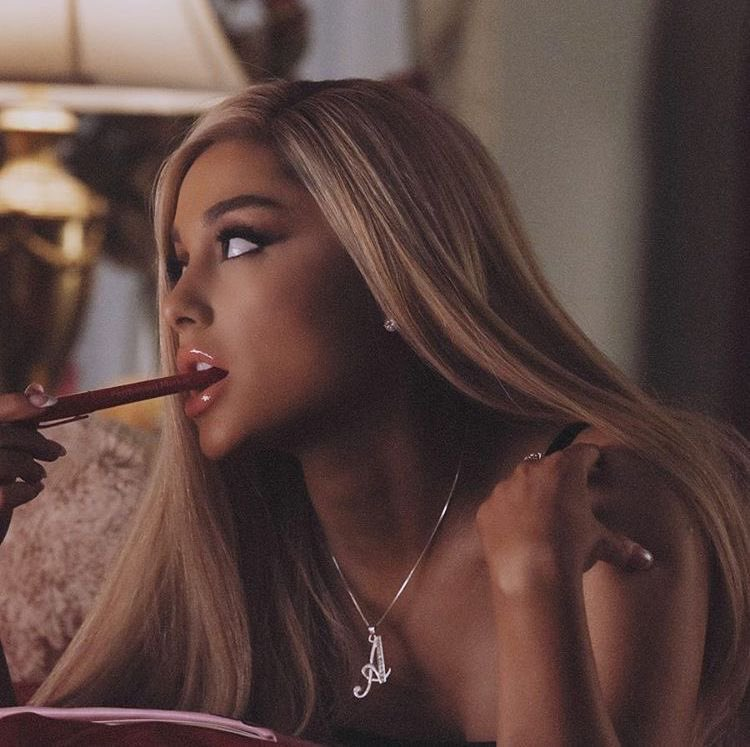 HITS! “7 rings” e “thank u, next”, de Ariana Grande, foram certificados como 9x e 8x platina nos EUA, respectivamente 💿