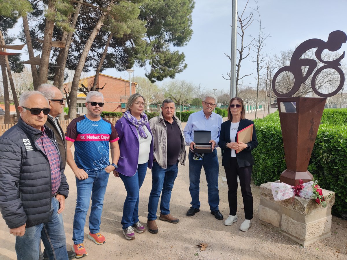 VoltaCatalunya's tweet photo. Al pas per Torregrossa, realizem un homenatge 💐 al ciclista Modell Capell, que ens va deixar l'any 2019.
Ens acompanyen la família de Modest Capell; Carles Capell, president del Club Ciclista Torregrossa; i Maribel Zamora, alcaldessa de @TorregrossaAj.
#VoltaCatalunya103 https://t.co/l9rN5CjF4U