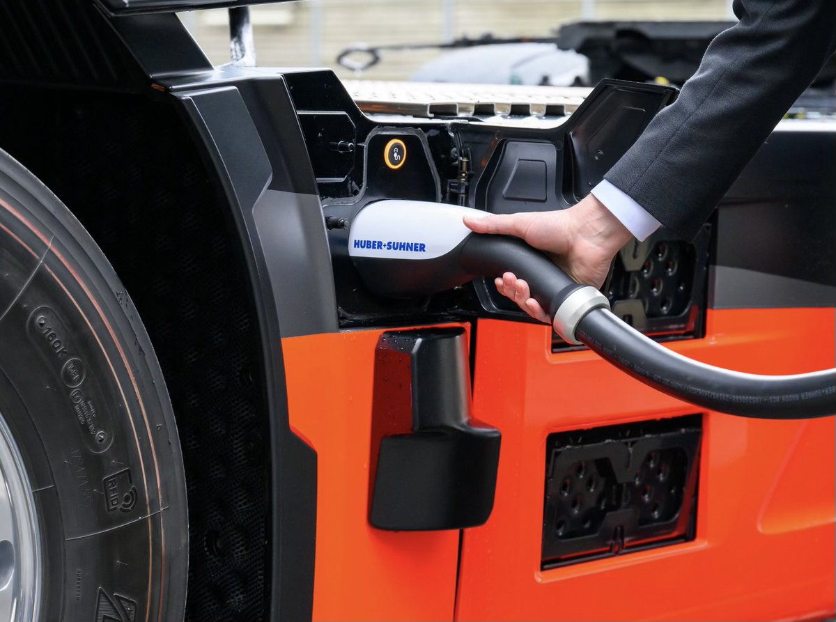 Markus_Soeder's tweet image. Bayern auf dem Weg zur Mobilität der Zukunft: Heute Startschuss für die erste #Megawatt-Ladesäule für #Elektro-Lkw bei #MAN in #München. MAN ist ein starker Technologiepartner. Mit 30 Minuten Ladung kann ein Lkw 350 Kilometer am Stück bis zur nächsten Fahrerpause fahren. Das ist