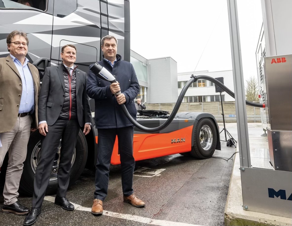 Markus_Soeder's tweet image. Bayern auf dem Weg zur Mobilität der Zukunft: Heute Startschuss für die erste #Megawatt-Ladesäule für #Elektro-Lkw bei #MAN in #München. MAN ist ein starker Technologiepartner. Mit 30 Minuten Ladung kann ein Lkw 350 Kilometer am Stück bis zur nächsten Fahrerpause fahren. Das ist