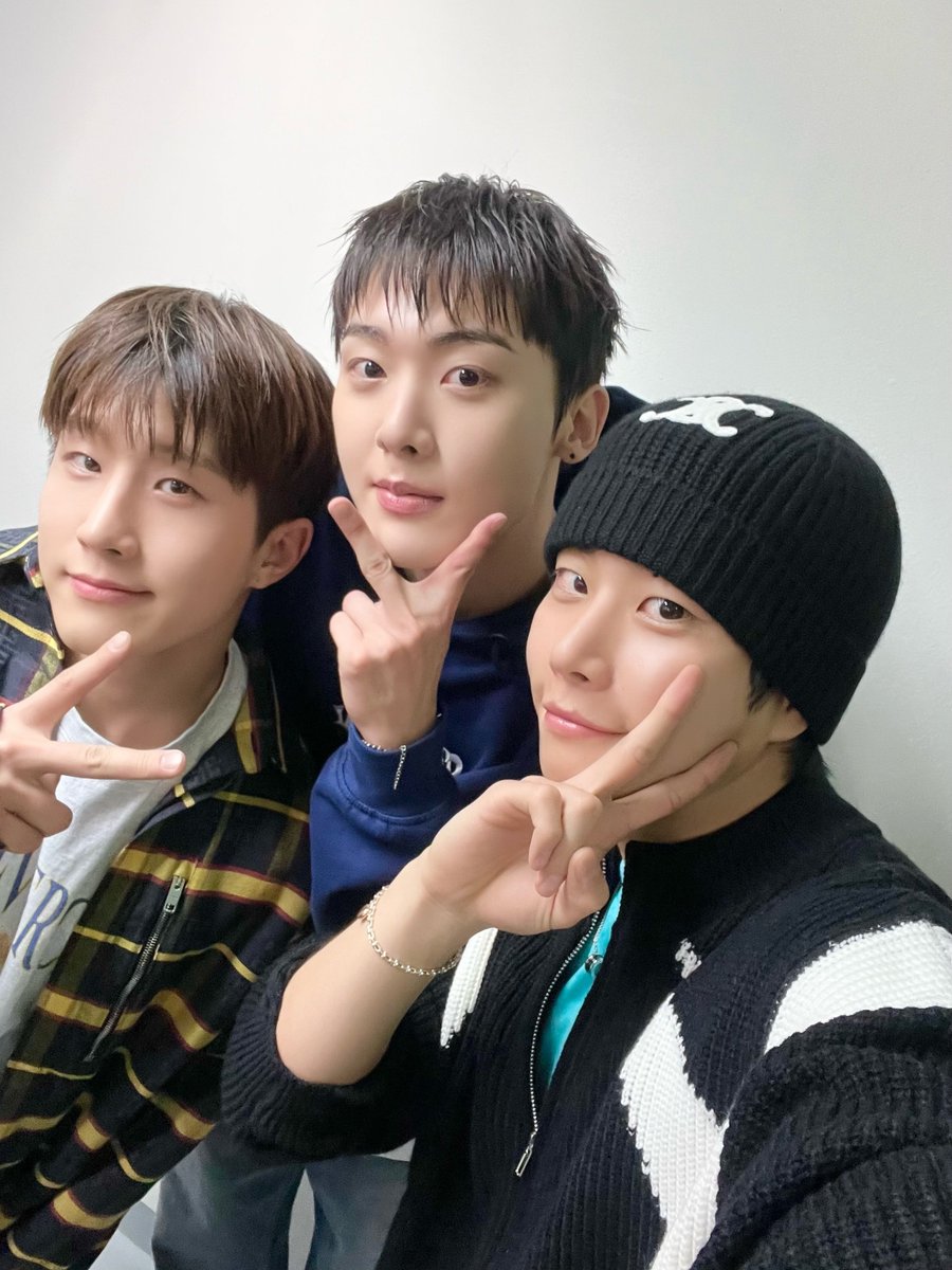 [#ASTROSTAFF 시선👀]

아스트로의 영원한 막내 따나의 생일을
세상에서 제일 크게 축하해 주는 듬직한 형들🥰
오늘만큼 앞으로도 계속 행복하길 “바램”❣️

#아스트로 #ASTRO
#윤산하 #YOONSANHA
#산하의_바램이_모두이뤄질_스물다섯