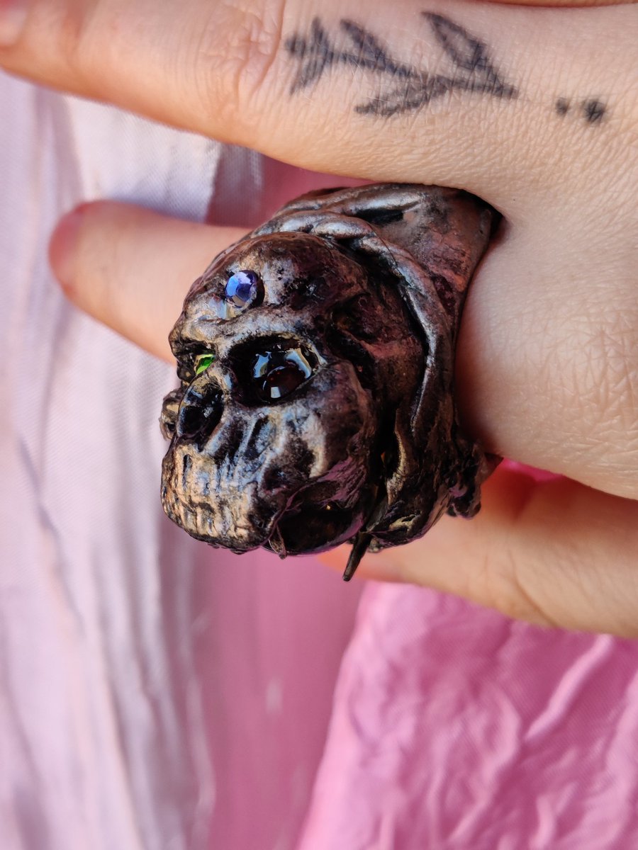Skullcapforager's tweet photo. Handmade skull ring #polymerclay #spooky https://t.co/JwHH86ok1p