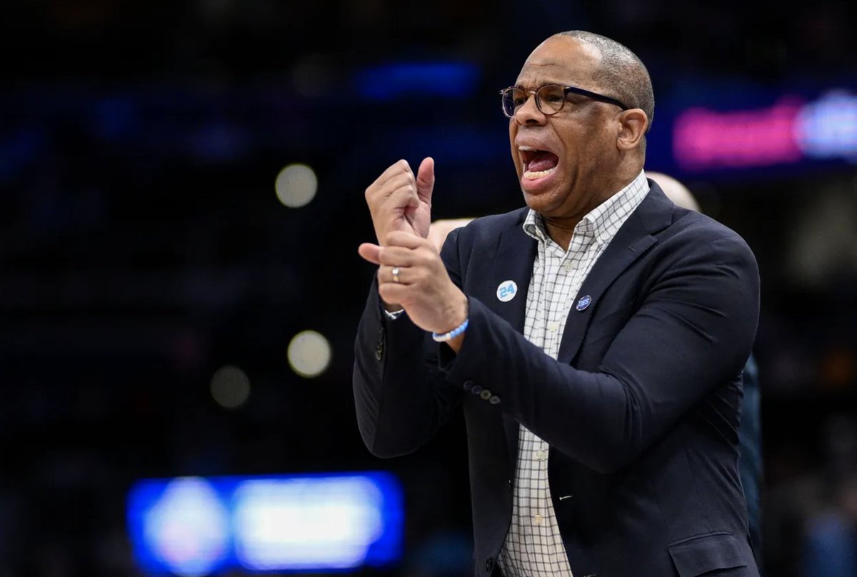 HubertSportcoat's tweet photo. @goheels @UNC_Basketball What sportcoat is Hubert Davis wearing today vs. Wagner?   #GOHEELS https://t.co/5d1YSiwGqk