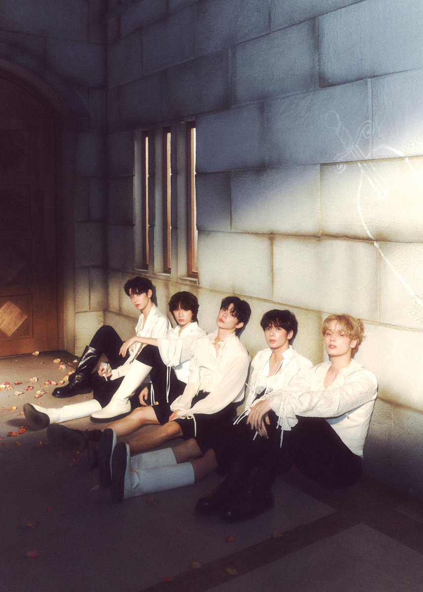 BIGHIT_MUSIC's tweet image. minisode 3: TOMORROW - Concept Photo 'Romantic'
🧡 bit.ly/3vbVfvW

#투모로우바이투게더 #TOMORROW_X_TOGETHER #TXT #minisode3 #TOMORROW #TXT_Romantic