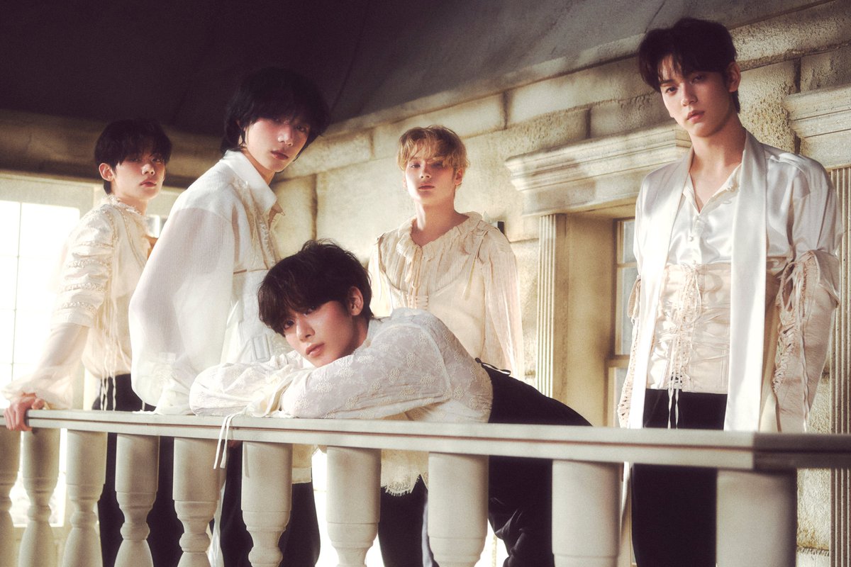 BIGHIT_MUSIC's tweet image. minisode 3: TOMORROW - Concept Photo 'Romantic'
🧡 bit.ly/3vbVfvW

#투모로우바이투게더 #TOMORROW_X_TOGETHER #TXT #minisode3 #TOMORROW #TXT_Romantic