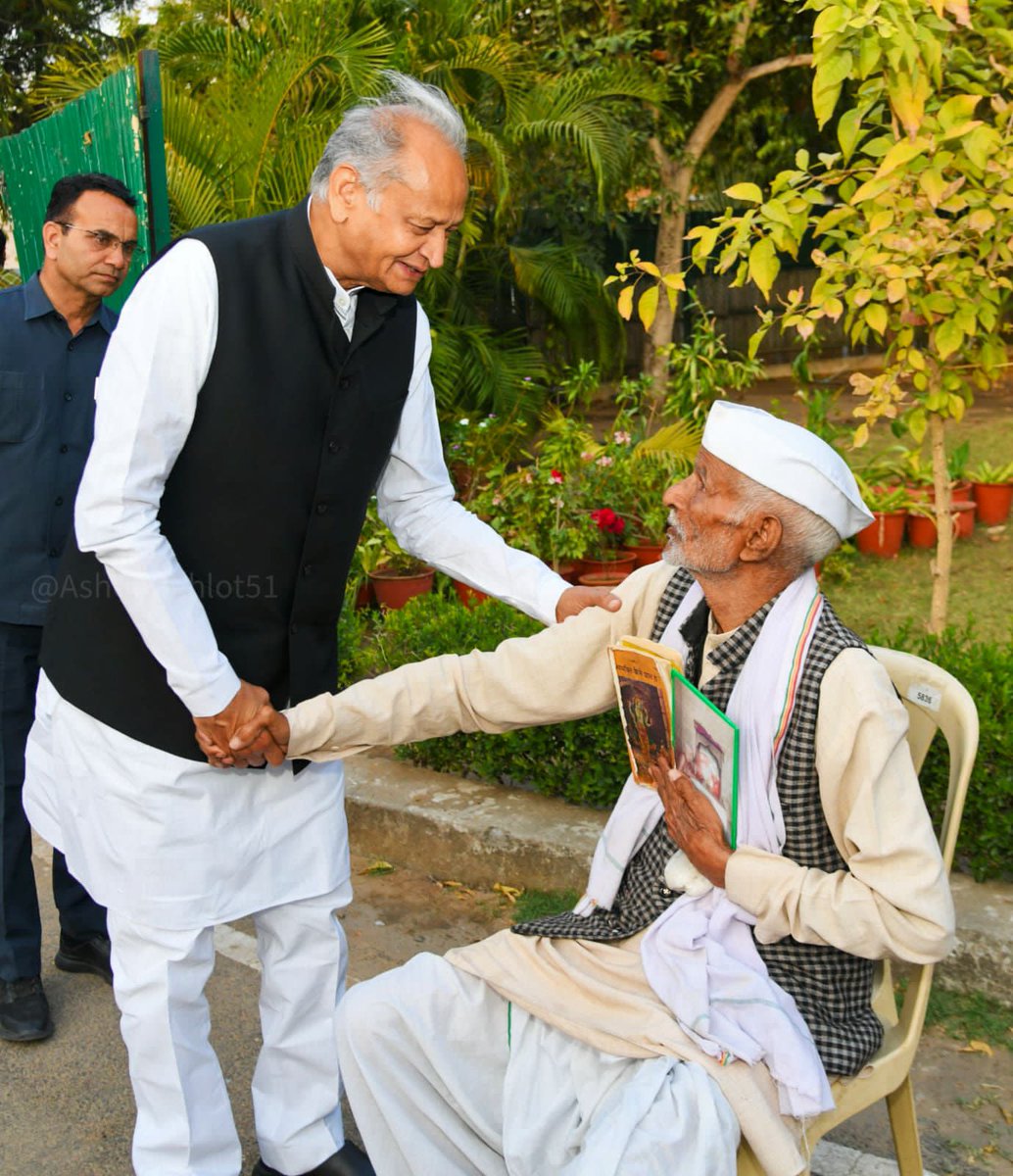 ashokgehlot51's tweet photo. आज निवास पर आए प्रियजनों से भेंट कर उनकी खैरियत जानी। सभी की इच्छाओं और अपेक्षाओं को पूरा करने के लिए निर्देश दिए। https://t.co/HK1MrYDOav