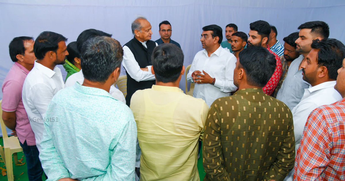 ashokgehlot51's tweet photo. आज निवास पर आए प्रियजनों से भेंट कर उनकी खैरियत जानी। सभी की इच्छाओं और अपेक्षाओं को पूरा करने के लिए निर्देश दिए। https://t.co/HK1MrYDOav