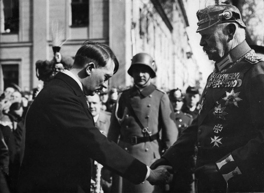Mit einem Staatsakt in der Garnisonkirche von Potsdam feiern die Nationalsozialisten am 21.März 1933 die Einberufung des Reichstags als Tag von Potsdam u. bieten der Welt Bilder,die nie vergessen werden.Eine perfekte Inszenierung,die man selbst heute nicht besser gestalten könnte