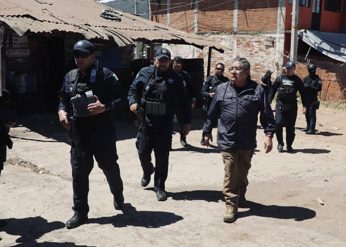 Jose_aortegar's tweet photo. En Pátzcuaro, no cesan las labores operativas para dar con los responsables de los hechos violentos registrados el día domingo, en conjunto con Sedena y Guardia Nacional. 

También, con el fin de mantener la seguridad y tranquilidad de los ciudadanos de esta región. 🚔🤝🏻
#Pátzcuaro #Seguridad #Michoacán
