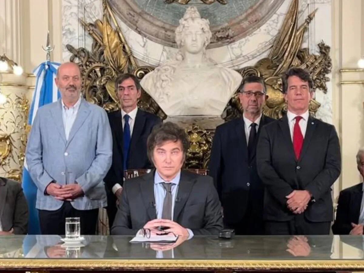vision_liberal's tweet photo. @ebiglione hace una lectura de los primeros cien dias de Milei en el poder. Lo que se cambió, lo que se logró y lo que falta. Cómo reaccionan los mercados. Hacia donde vamos. Una mirada reflexiva y con datos de la realidad. https://t.co/NyNTinDTnP https://t.co/Sc5SUV0X8i