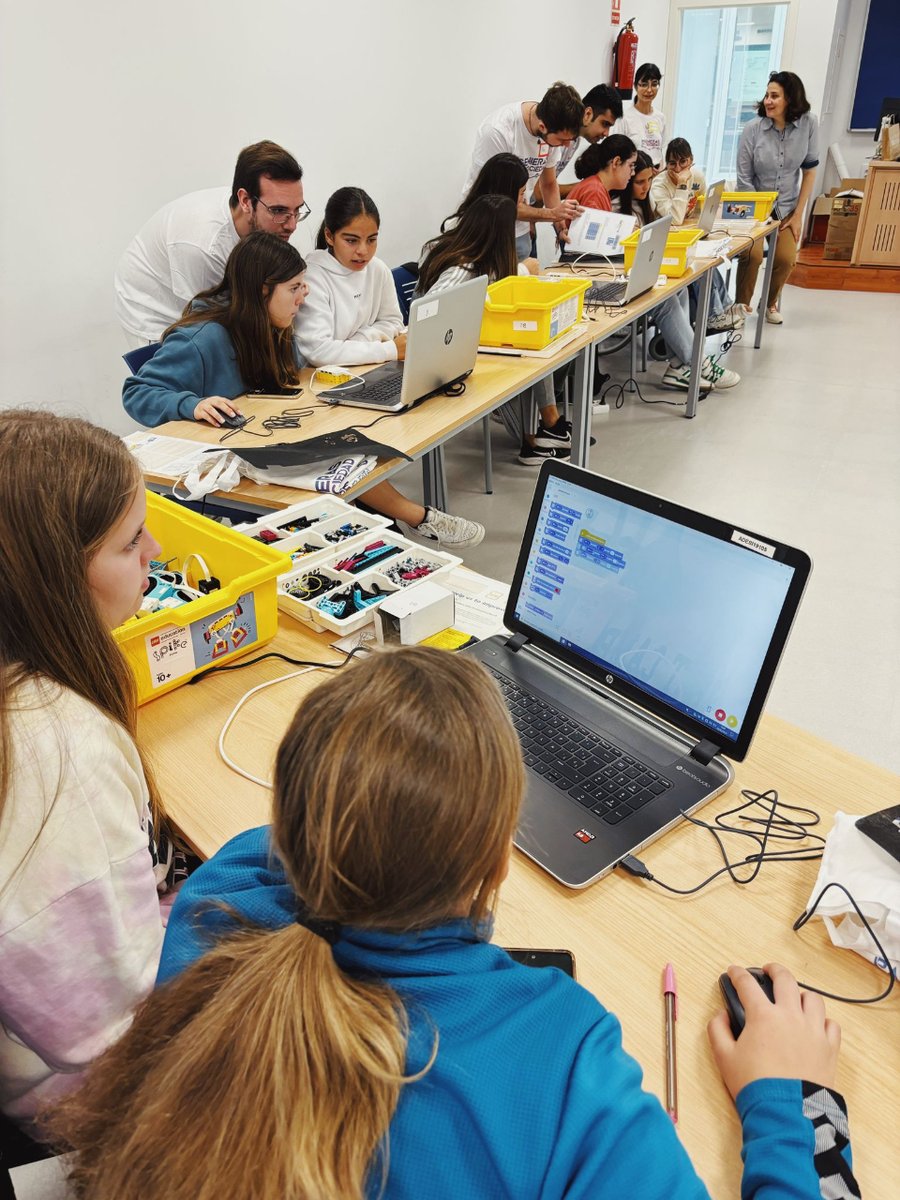 👩🔧🌟 ¡Hola a todos! ¡Hoy ha sido nuestro primer día en #IngenierasParaLaSociedad! 💜 ¡Las chicas se están sumergiendo en el mundo de la ingeniería con kits de robótica! ¡Y lo mejor de todo es que están explorando aplicaciones socio-sanitarias!  @univcadiz @uca.igualdad