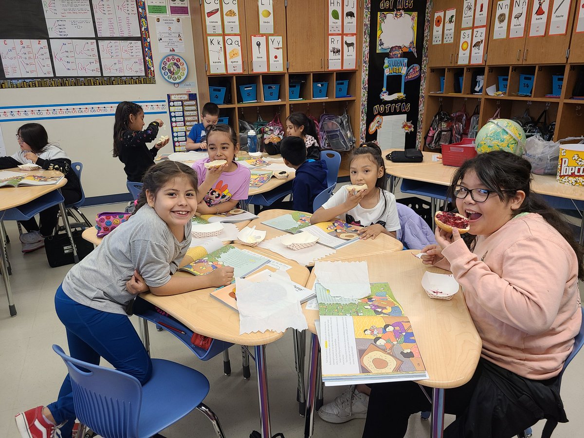 ¿A dónde fue a parar mi rosquilla? 
Mis estudiantes se la comieron 🤣
Thank you, <a href="/KylaKitchens/">Kyla Kitchens</a> for the idea. 
#AVCato <a href="/CastleberryISD/">Castleberry ISD</a>