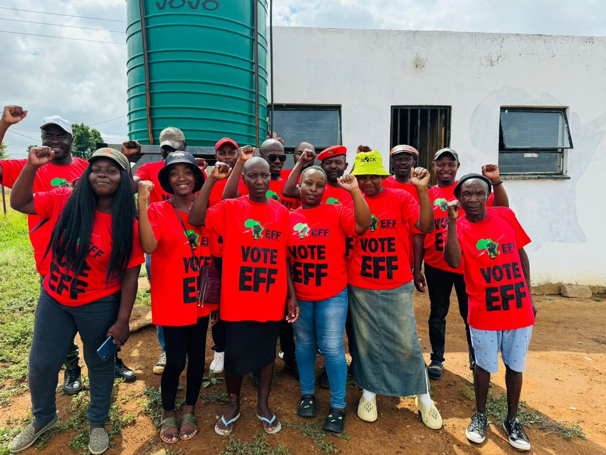 MpumalangaEff's tweet photo. ♦️ DOOR-TO-DOOR ♦️

Member of Parliament Fighter @AdvBMkhwebane, is leading a Door-to-Door campaign today in Kwaggafontein Ward 28, with fighters from ward 25 and 26 situated within the Thembisile Hani Subregion.

#VoteEFF2024 https://t.co/Sf81iSctV5