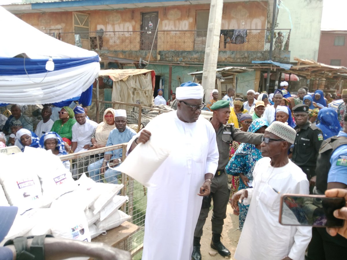 HonOsmak's tweet image. #RamadanLecture: Hon Akinsanya distributes Ramadan food palliative to 1000 women, men, and elderly individuals.
#Ramadan #PalliativeCare