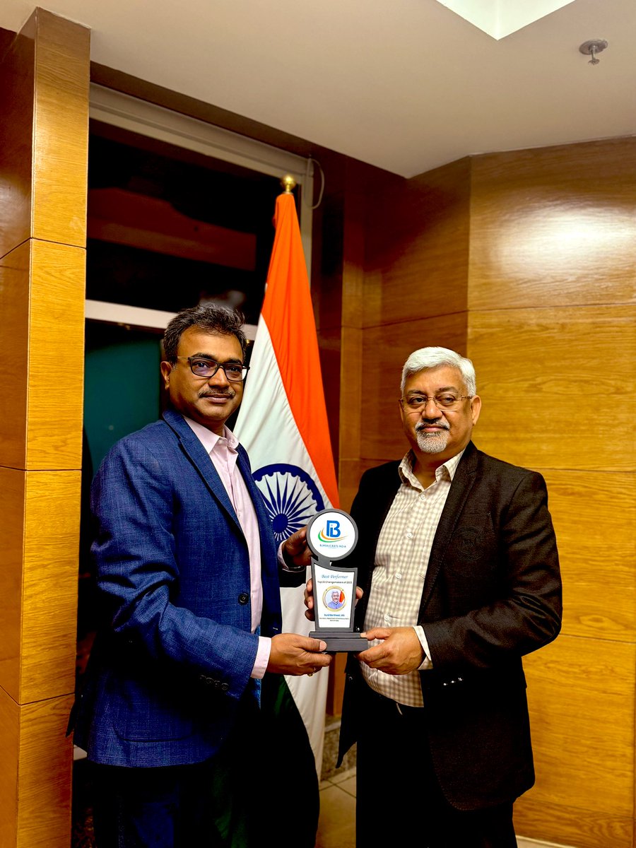 An illustrious IAS officer with remarkable track record, Commerce Secretary Shri Sunil Barthwal was in our top #BIAchievers2024 list. Such an honour for @BureaucratsInd Team to have met & felicitated him at Vanijya Bhawan,New Delhi. We compliment him for his good work. 

@DoC_GoI