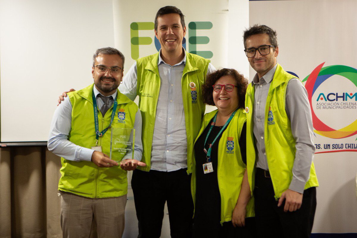 cn_castro's tweet photo. ¡#Renca avanza en probidad! 💚 Hoy recibimos el reconocimiento como uno de los 9 Municipios a nivel país que participaron del primer Barómetro de Valores e Integridad Organizacional, organizado por la Fundación Generación Empresarial junto a la @AChMChile y la @AlianzaUNCAC 💪 https://t.co/EM3XRYjenD