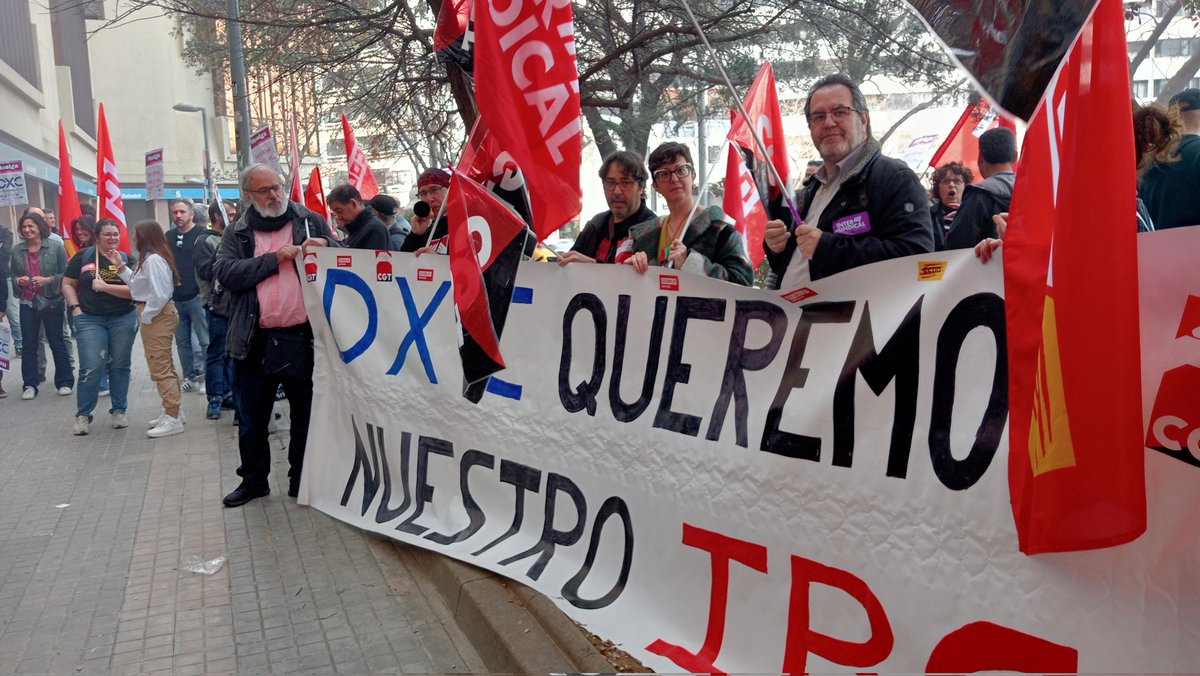 UnNouMon's tweet photo. Vamos! Vaga majoritària a @dxcspain #huelgadxc milers hem penjat els teclats. https://t.co/sUCwjVok1I