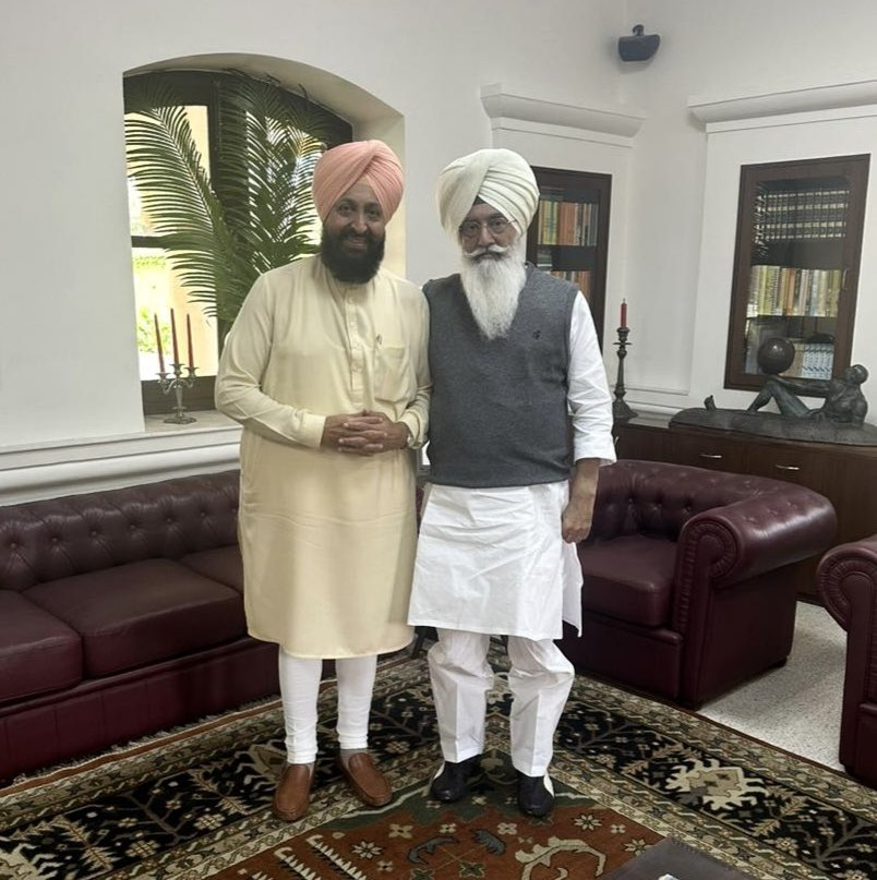 NewscrunchInfo's tweet photo. During the Lok Sabha Elections, Punjab leaders met with the Radha Swami Dera Chief in Beas. Today, Patiala MP Parneet Kaur met with them, and three days ago, Partap Bajwa met with them. https://t.co/jjfriqM32l