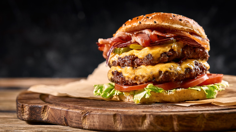 ShaveAndSavour's tweet photo. Our ‘Beard-iful Burger’ is as satisfying as a perfect fade from one of our amazing barbers!

Come to @ShaveAndSavour this weekend and you'll have the oppportunity to get one of these burgers for 20% off https://t.co/vW6YiYPeav