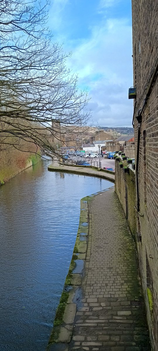 @CanalRiverTrust The view from the bridge.
1st Looking towards Rochdale, the other looks towards Tuel lane lock #sowerbybridge #calderdale