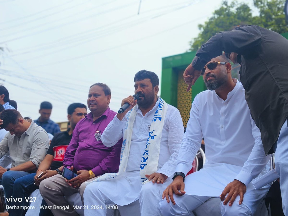 Humayunjup's tweet photo. আসন্ন লোকসভা নির্বাচনকে সামনে রেখে বহরমপুর লোকসভা কেন্দ্রে তৃণমূল কংগ্রেসের মনোনীত প্রার্থী ভারতীয় ক্রিকেট দলের প্রাক্তন ক্রিকেটার @iamyusufpathan ইউসুফ পাঠানের সমর্থনে আজ বহরমপুর টেক্সটাইল মোড়ে  বিরাট জনসভার বিশেষ কিছু মুহূর্ত।

#Vote4TMC #yusufpathan #Berhampore https://t.co/39MlzQGsEV