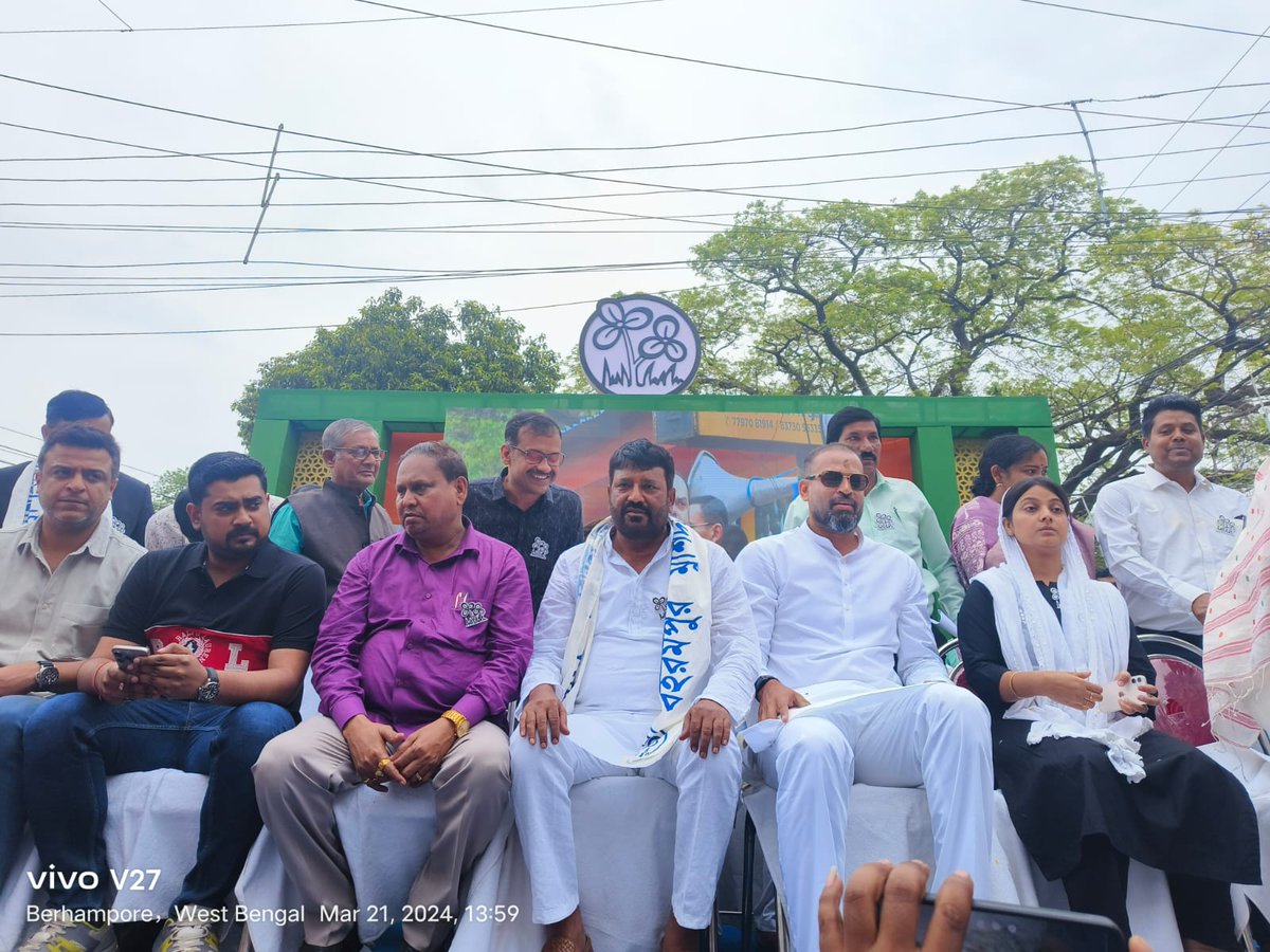 Humayunjup's tweet photo. আসন্ন লোকসভা নির্বাচনকে সামনে রেখে বহরমপুর লোকসভা কেন্দ্রে তৃণমূল কংগ্রেসের মনোনীত প্রার্থী ভারতীয় ক্রিকেট দলের প্রাক্তন ক্রিকেটার @iamyusufpathan ইউসুফ পাঠানের সমর্থনে আজ বহরমপুর টেক্সটাইল মোড়ে  বিরাট জনসভার বিশেষ কিছু মুহূর্ত।

#Vote4TMC #yusufpathan #Berhampore https://t.co/39MlzQGsEV