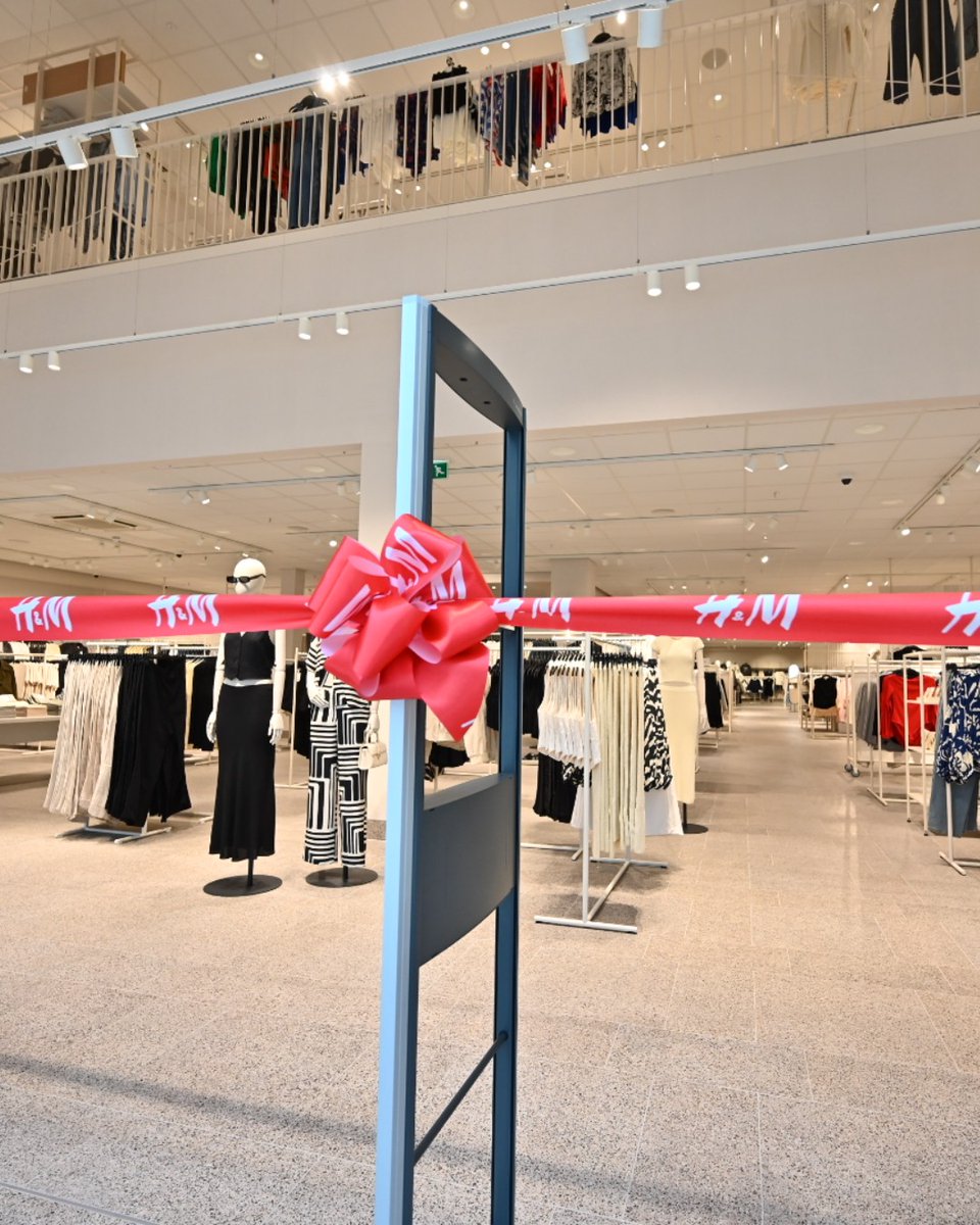 SAY HELLO TO OUR GORGEOUS NEW @hm STORE! 🤩 You'll find click and collect lockers, self-service checkouts, elevated interior design and new fashion collections and styles... pop in to check it out for yourself. H&M members can also get 20% off all kids and baby clothes. 🙌
