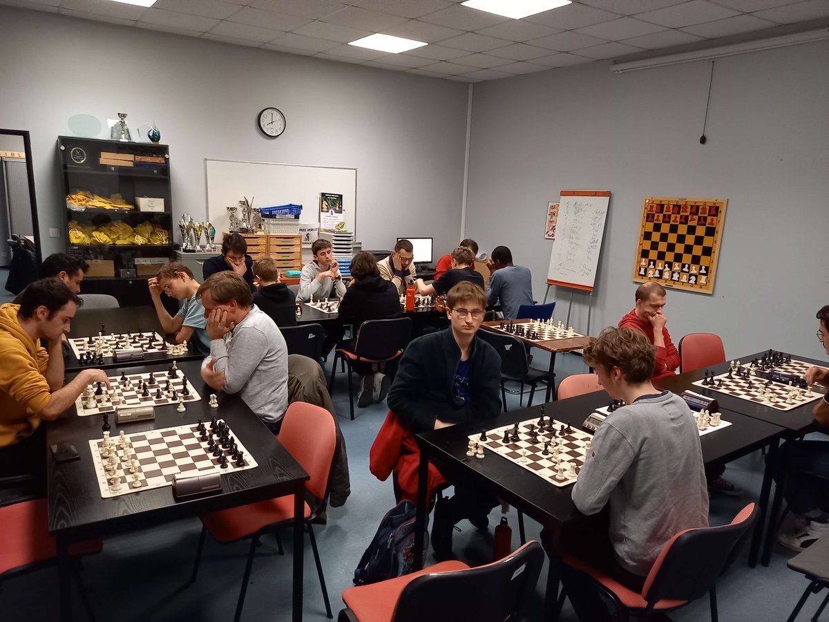 CEchecsNantes's tweet photo. Vendredi 22/03 (demain quoi) nouvelle session des rapides du vendredi, ouverte à tous, licenciés ou pas, membres du club d'Echecs de Nantes ou pas.
Début à 19h30. 7 parties de 12mn3 sec (on peut partir avant la fin).
Venez nombreux, c'est toujours très agréable ! https://t.co/5ekBjFWgBl
