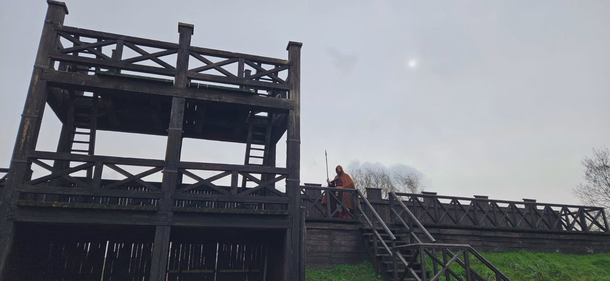 Since the Roman Ramparts have been repaired at @LuntFort our daily school groups are greeted by Roman Solidiers from above as they enter the fort. It’s quite a sight to behold! ⚔️ #romanbritain