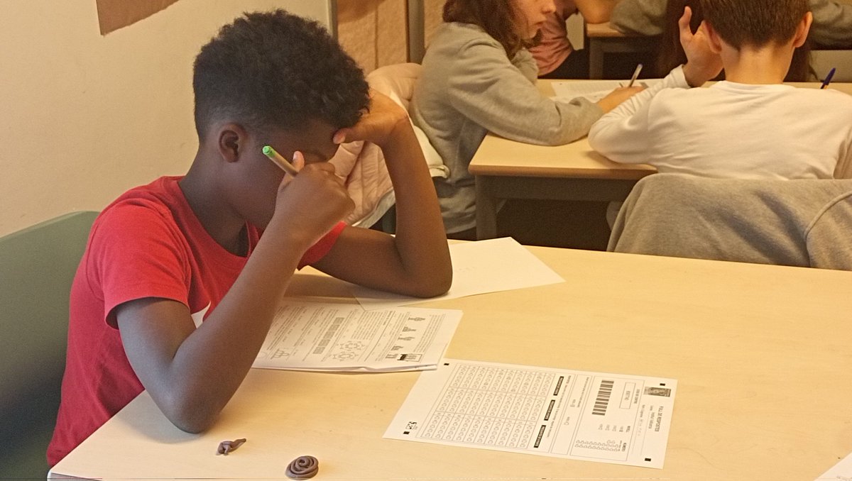 Tot el nostre alumnat experimentant per primera vegada les Proves Cangur. 5 quarts d'hora de reptes. 👏🏻👏🏻👏🏻 <a href="/soccatmat/">Societat Catalana de Matemàtiques</a> <a href="/CangurCAT/">Cangur 2026</a>