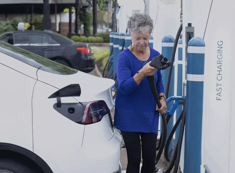 SyKGis's tweet photo. 🔌🚗 El futuro del transporte se electrifica: ¿Pero durará? ¿Qué nos depara realmente el panorama de los vehículos eléctricos (EV)?

 #VehículosEléctricos #MovilidadSostenible #TecnologíaAutomotriz

🖇 https://t.co/CAClqsHr5h https://t.co/mwyjI5qxwk