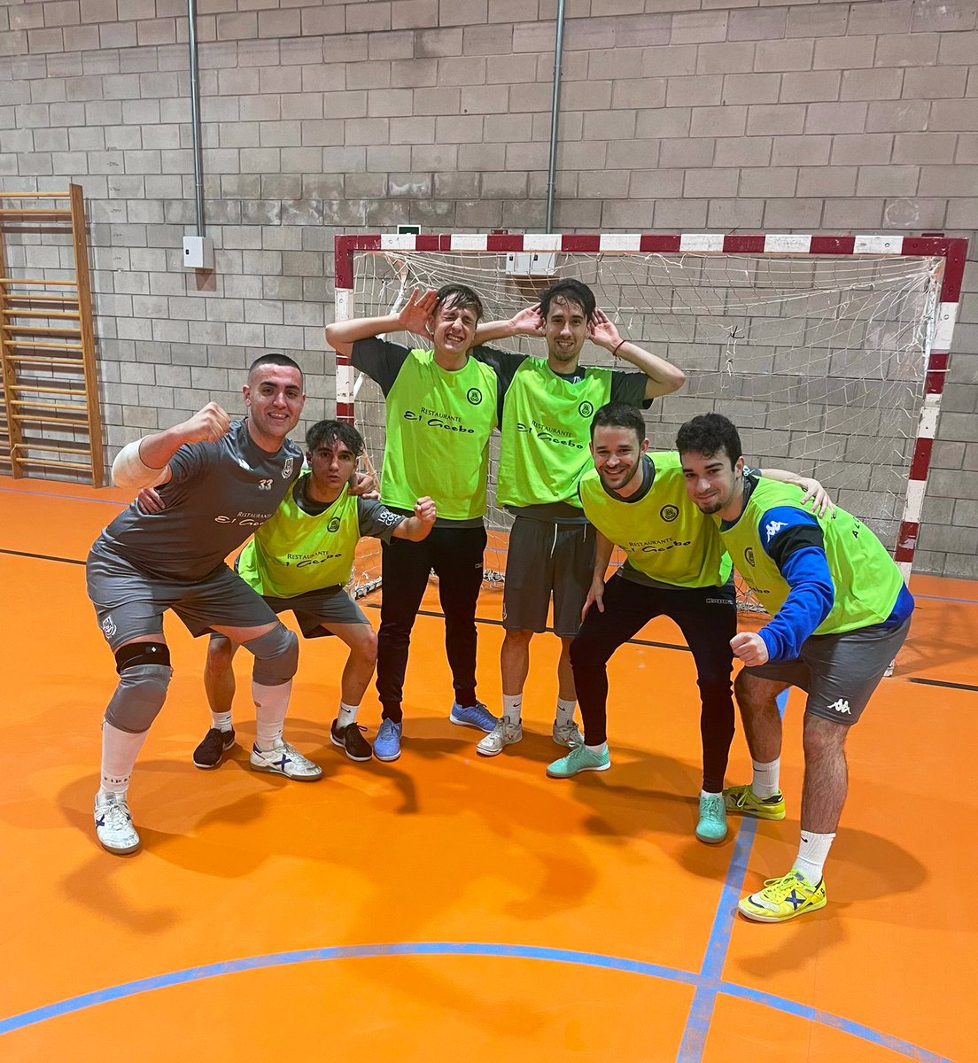 𝐁𝐔𝐄𝐍𝐎𝐒 𝐃𝐈𝐀𝐒 #FamiliaAmarilla….

Con los reyes de la pachanga semanal, nos despedimos del primer equipo hasta la vuelta de vacaciones……

Recargar pilas que viene lo 𝐌𝐄𝐉𝐎𝐑!!!🔋💛

#123Alcorcón 
#ConElCorazónEnLaPista