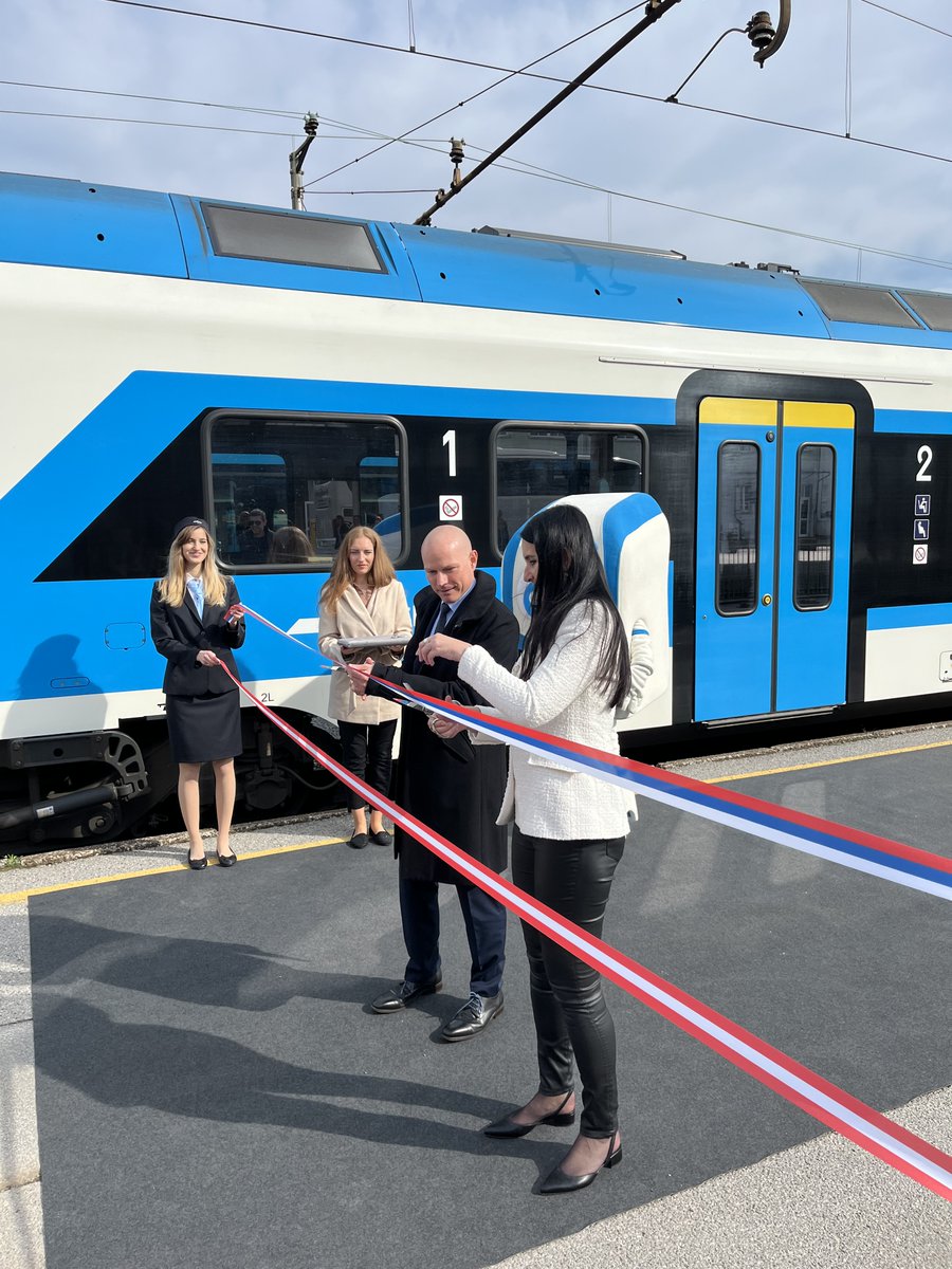 slozeleznice's tweet photo. 🚆 Otvoritev novih povezav z Avstrijo. 🌷

Z novimi vlaki Slovenskih železnic se lahko od danes (21. marec) dalje zapeljete tudi v Gradec ali Beljak in nazaj.

Več informacij in vozni red na https://t.co/umz8vggxGh (Gradec) in https://t.co/pKOU8qU8pz (Beljak). ✅

@unsereoebb🤝 https://t.co/RnvrT8GXzd