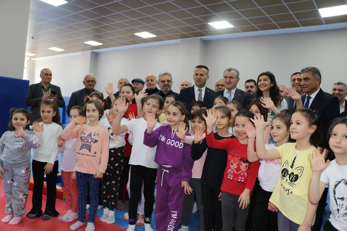 bayramalisari's tweet photo. Gençlik ve Spor Bakanımız Osman Aşkın Bak, İl Başkanımız Hikmet Ayar,İl Başkan Yardımcılarımız,Çayeli İlçe Başkanımız Hüseyin Öztürk,Çayeli Belediye Başkan adayımız İshak Karahan ile birlikte Çayeli Spor Salonu ve Stadyumunda incelemelerde bulunduk. https://t.co/dx3pJd3Arv