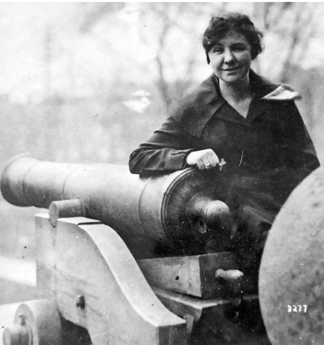 womensmemorial's tweet photo. #MarchWithMWM as we celebrate Women's History Month.

Today, we are marching with Loretta Walsh, who on this day in 1917 became the first woman to enlist in the U.S. Navy when she was sworn in as Chief Yeoman, or a "Yeomanette."

Photo Credit: https://t.co/oib1L9R1RV. https://t.co/h7VAdc4gZA