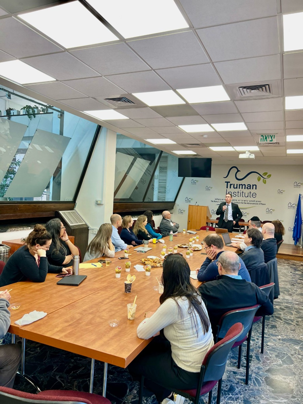 Today the Israeli Ambassador to Singapore, Mr. Eli Vered Hazan @realEliHazan, visited the Truman Institute. His lecture on ethnic harmony in Singapore before a forum of senior faculty members and researchers was fascinating and enlightening. @IsraelHebrew