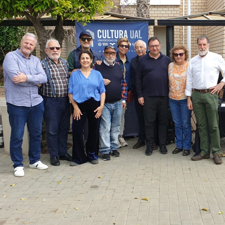 En la Semana de la Cultura el #tallerderadio de la <a href="/ualmayores/">Mayores UAL</a> salió al Patio de los Naranjos para hacer un programa en directo, con la participación de estudiantes, profesorado y PAS. Puedes escucharlo aquí: acortar.link/8CYXea
