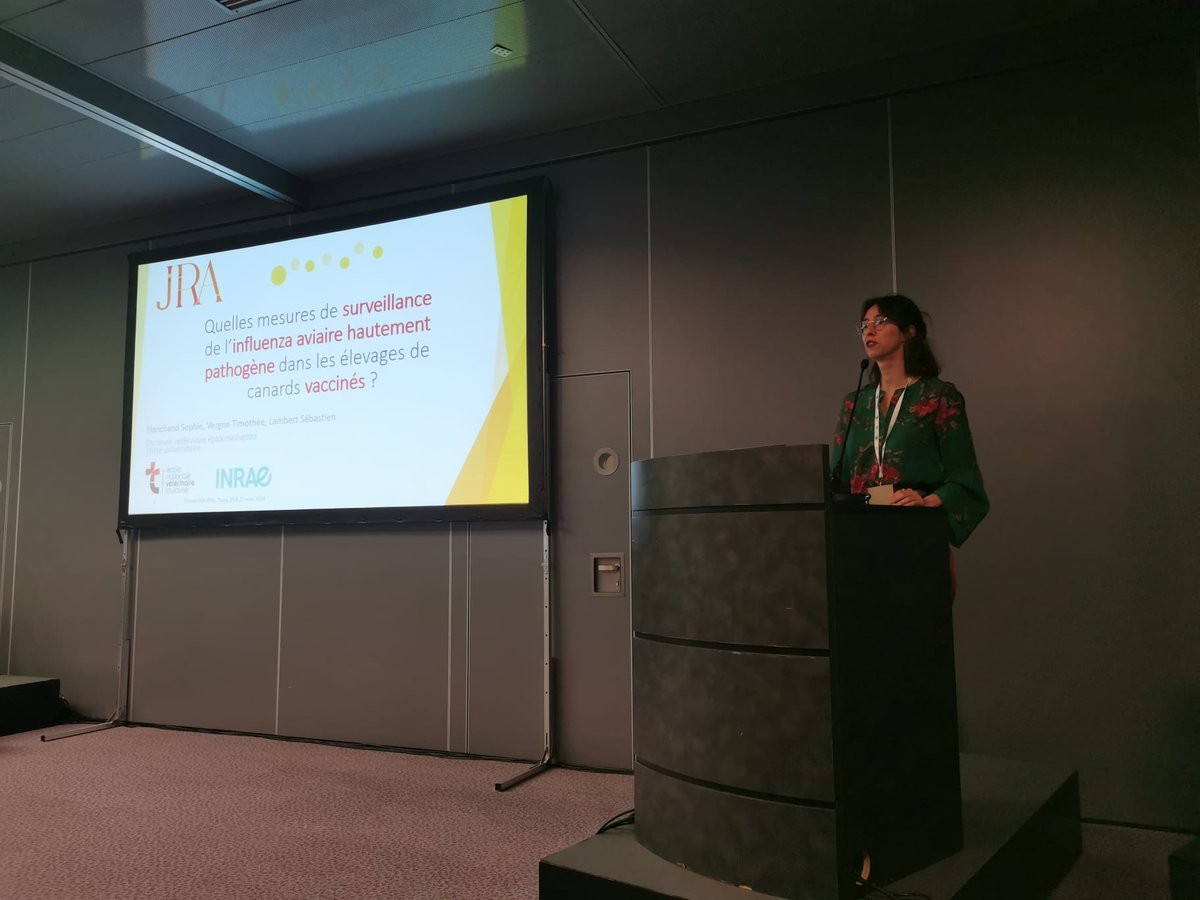 Sophie Planchand, aux journées de la recherche avicole #JRA2024, présentant son travail de thèse d'université sur les stratégies de #surveillance de l'influenza aviaire hautement pathogène #IAHP dans les élevages vaccinés. Bravo !!! 👏🎊 @env_toulouse @INRAE_DPT_SA @INRAE_Tlse