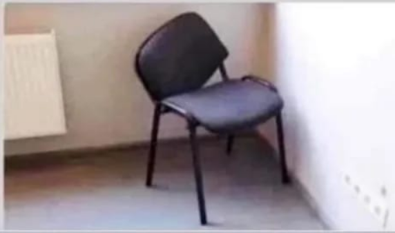 SatournePasRond's tweet photo. A qui cette chaise vous fait elle penser? 
(Mauvaises réponses uniquement) https://t.co/UmVf5ed5PJ