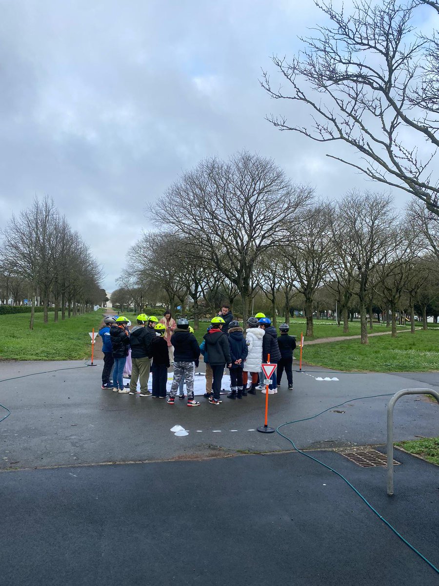 usep17's tweet photo. Poursuite de l’apprentissage du SRAV pour les CM1 - CM2 des Grandes Varennes. Séance Bloc 2 au Parc Kennedy de Mireuil avec au programme : roulage en groupe, jeu de la ville et jeu du gendarme.

@DSDEN17  @departement17  @cpdeps17  @usepnationale  @UFOLEP  @Casden_BP  @weblaligue https://t.co/3y07l3sbut