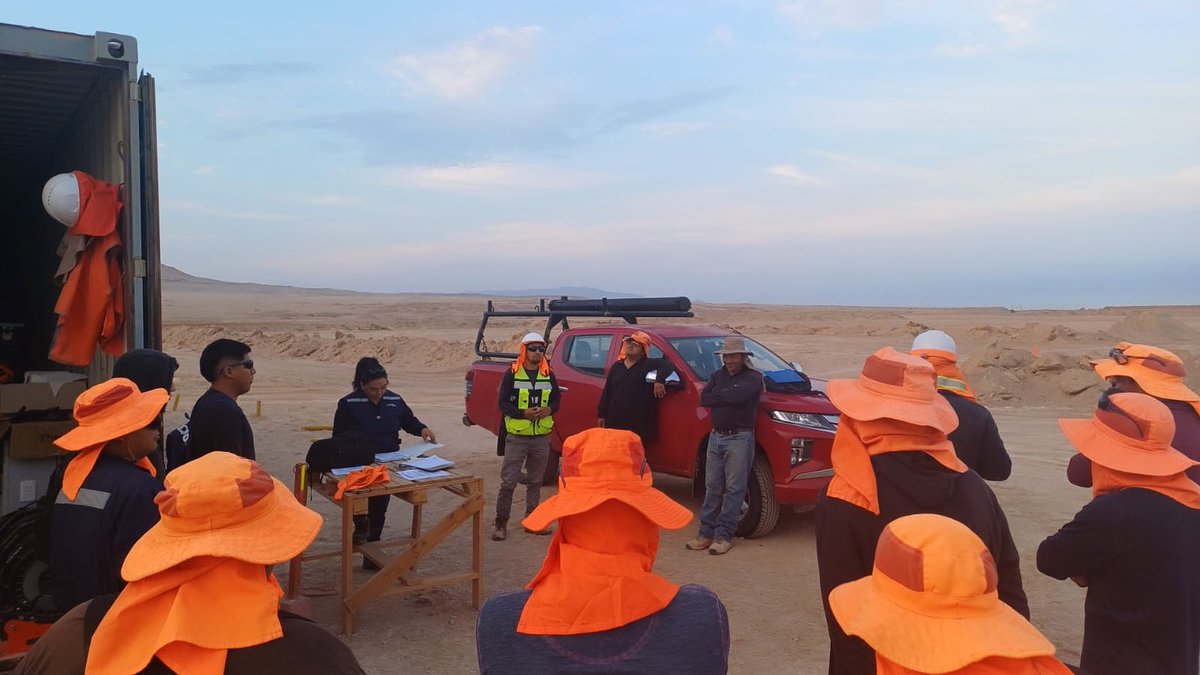 PROAC_EIRL's tweet photo. Diariamente estamos con todos los trabajadores iniciando la jornada laboral para revisar y evaluar los riesgos a los que estarán expuestos con el objetivo de proteger la vida de todos. contacto@proaceirl.cl https://t.co/P21eYvohwM