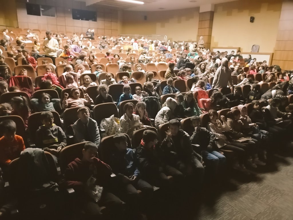 Köy okulu öğrencilerimizi hayatlarının ilk tiyatroları izlemeleri için Diyarbakır Devlet Tiyatrosuna getirdik. Desteklerinden dolayı <a href="/HaniKaymakamlik/">T.C. Hani Kaymakamlığı</a> <a href="/hani_mem/">Hani İlçe Milli Eğitim Müdürlüğü</a> <a href="/devtiyatro/">Devlet Tiyatroları</a> <a href="/diyarbakirbld/">Diyarbakır Büyükşehir Belediyesi</a> ne çok teşekkür ediyoruz.😊✋
<a href="/tcmeb/">Millî Eğitim Bakanlığı</a> <a href="/Diyarbakirmem/">Diyarbakır İl Millî Eğitim Müdürlüğü</a> <a href="/Murat4Kucukali/">Murat Küçükali</a> <a href="/hani_mem/">Hani İlçe Milli Eğitim Müdürlüğü</a> <a href="/mehmet00210/">Mehmet TURA</a>