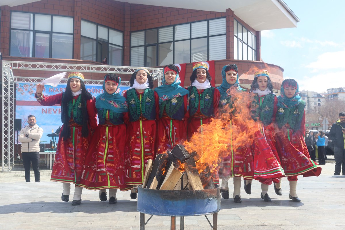 Valimiz Sn. Ozan Balcı, İl Müdürümüz Sn. Mehmet Nurettin Aras ve il protokolünün katılımlarıyla Edremit Kent Meydanında ''21 Mart Nevruz Bayramı'' kutlaması düzenlendi 🔗van.meb.gov.tr/www/21-mart-ne… @tcmeb @Yusuf__Tekin @tcvanvaliligi @mnaras