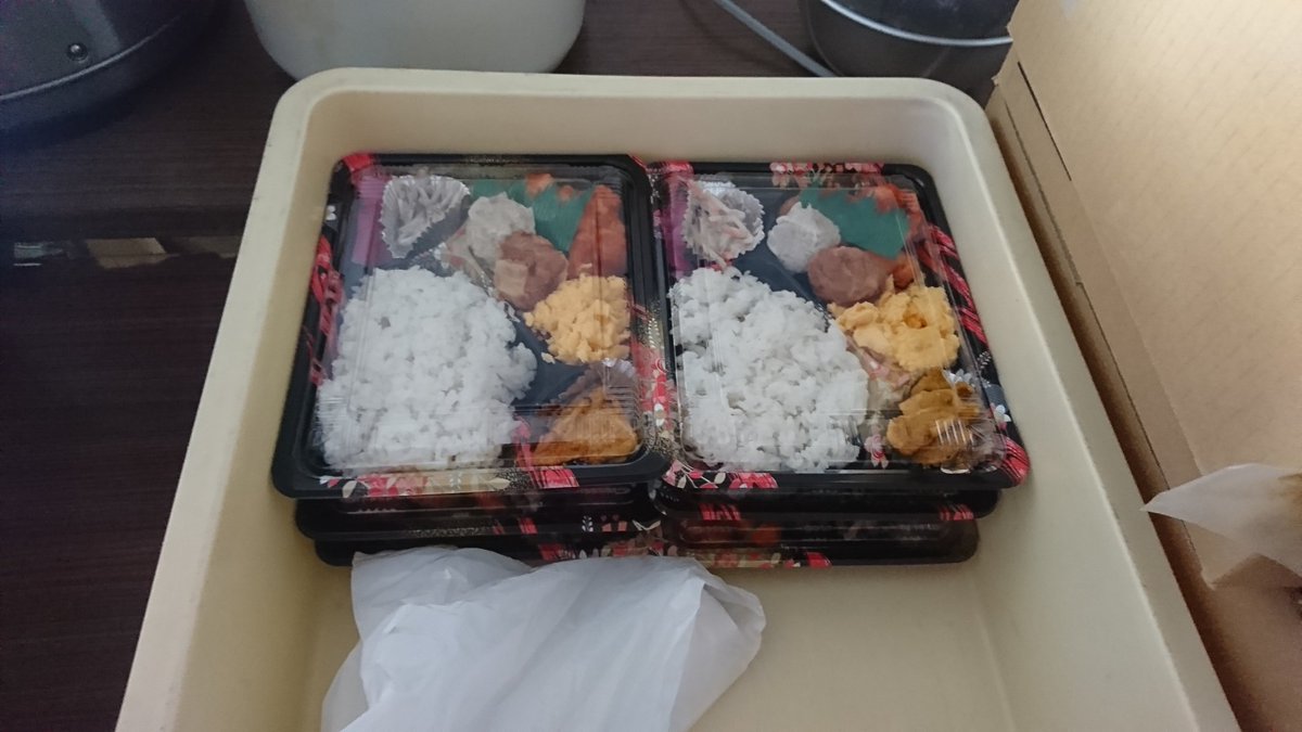 おいこらお上

80世帯ほどもある仮設住宅の方には公として1日夜の弁当1食しか与えないのやめろ

避難所の方は昼弁当、土日は無い時も

終わり

へ？
 
震災から2月半以上経ってもこれか？

支援金も届いてない

まさか貧困のための炊き出しがこれからもっと必要になるとは思ってなかった