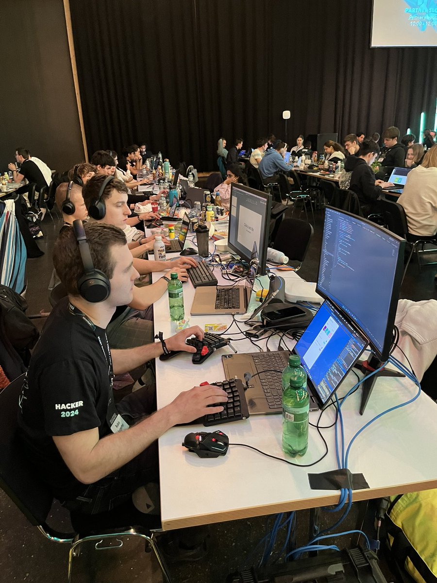 Syngenta's tweet photo. ⏰ Day 2 of #STARThack is in full swing, &amp; the air is electric w/ innovation as hackers are crafting their groundbreaking submissions. First draft of their submission is due in 10 minutes - exciting! #STARTglobal @START_Global https://t.co/7NZJVeau5M